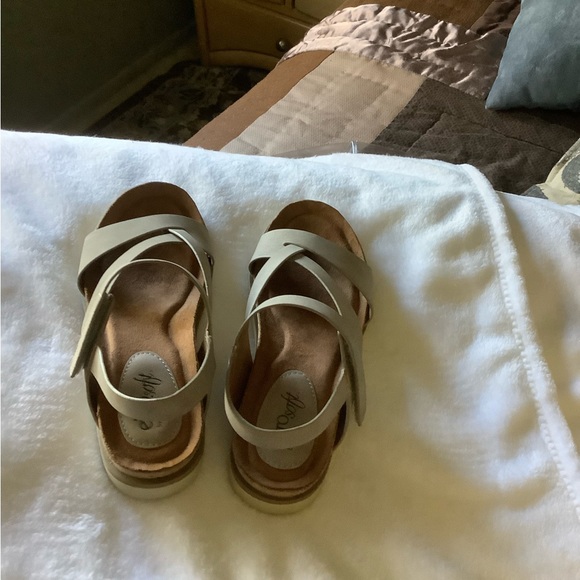 Euro Soft by Sofft “Lexie” Sandal size 6.5 - Picture 3 of 5